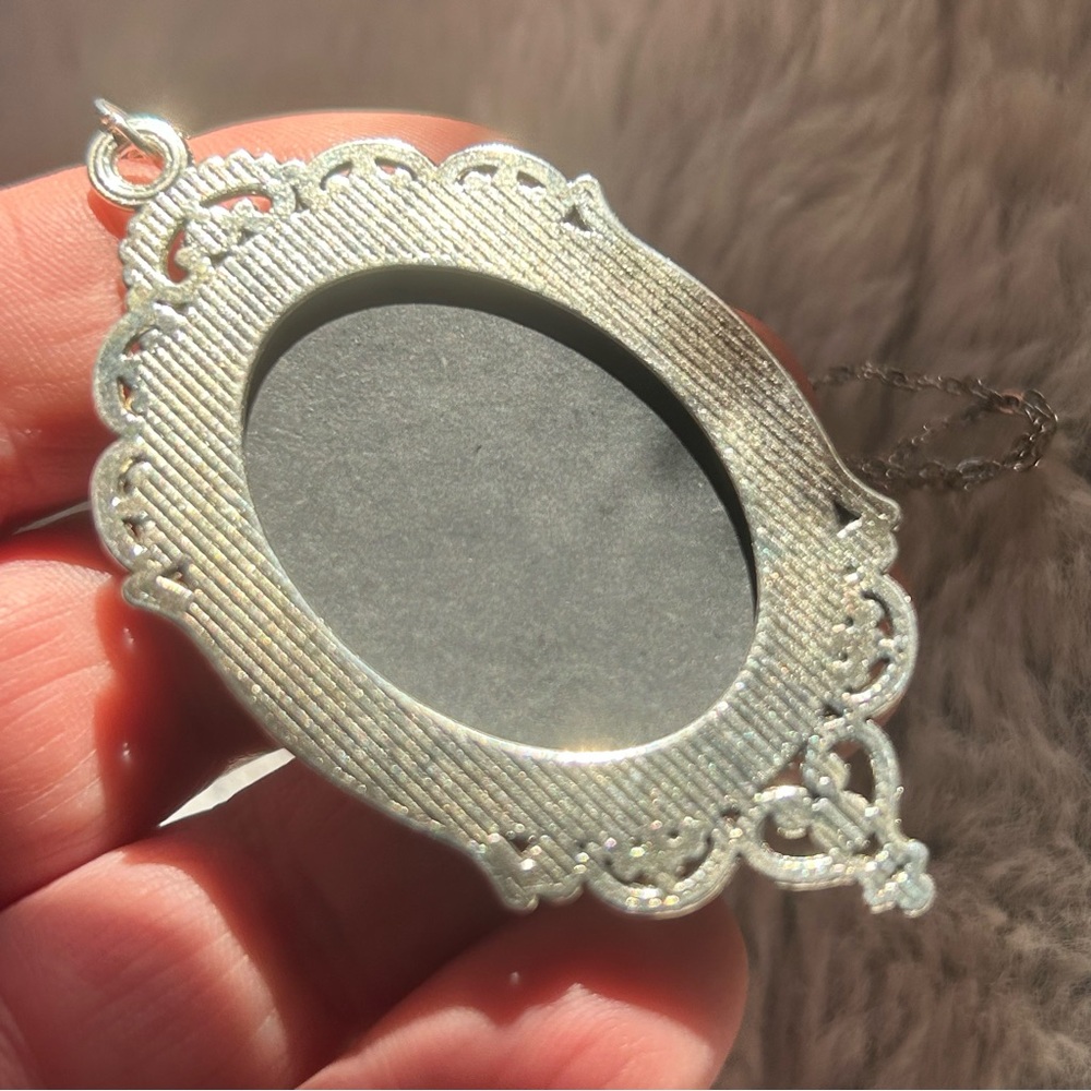 Handcrafted black and white Victorian lady cameo pendant on chain necklace - Picture 7 of 7